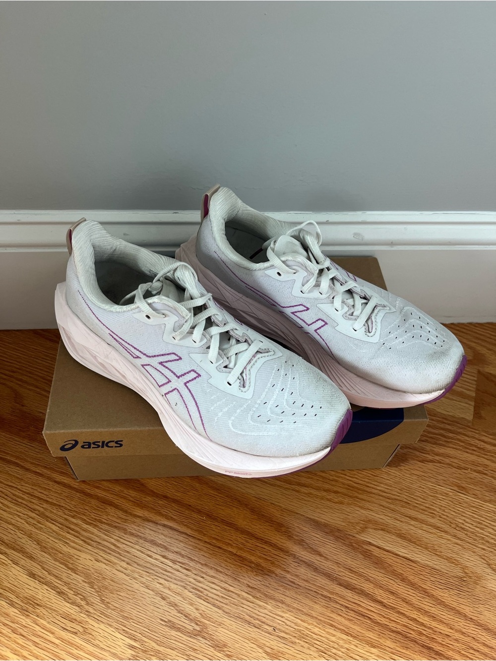 ASICS Novablast 4 in White/Soothing Sea